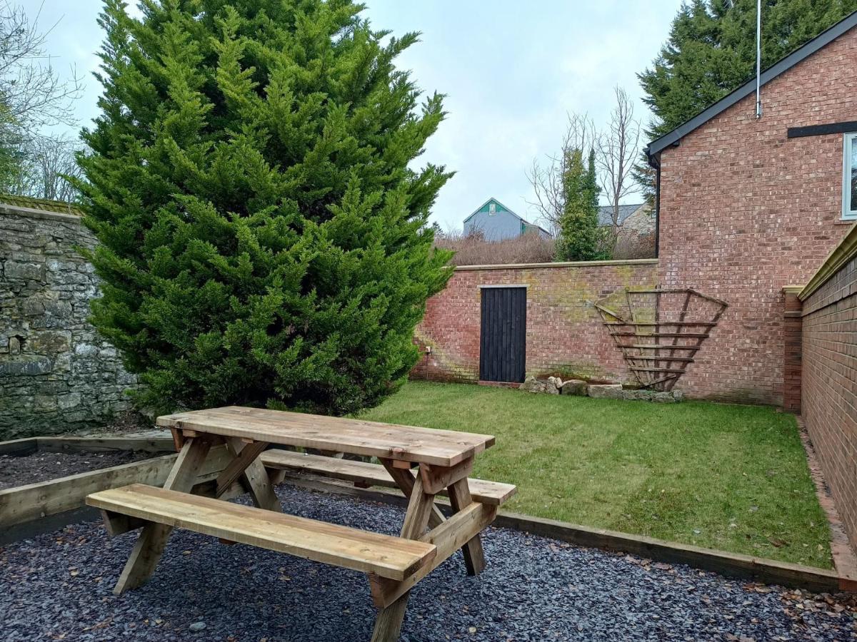 The West Wing At Eriviat Hall Hot Tub Henllan  Eksteriør bilde