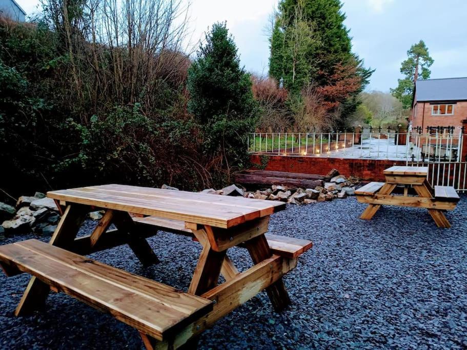 The West Wing At Eriviat Hall Hot Tub Henllan  Eksteriør bilde