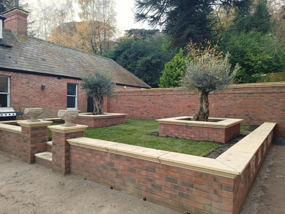 The West Wing At Eriviat Hall Hot Tub Henllan  Eksteriør bilde