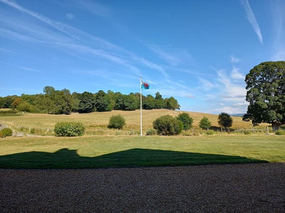 The West Wing At Eriviat Hall Hot Tub Henllan  Eksteriør bilde