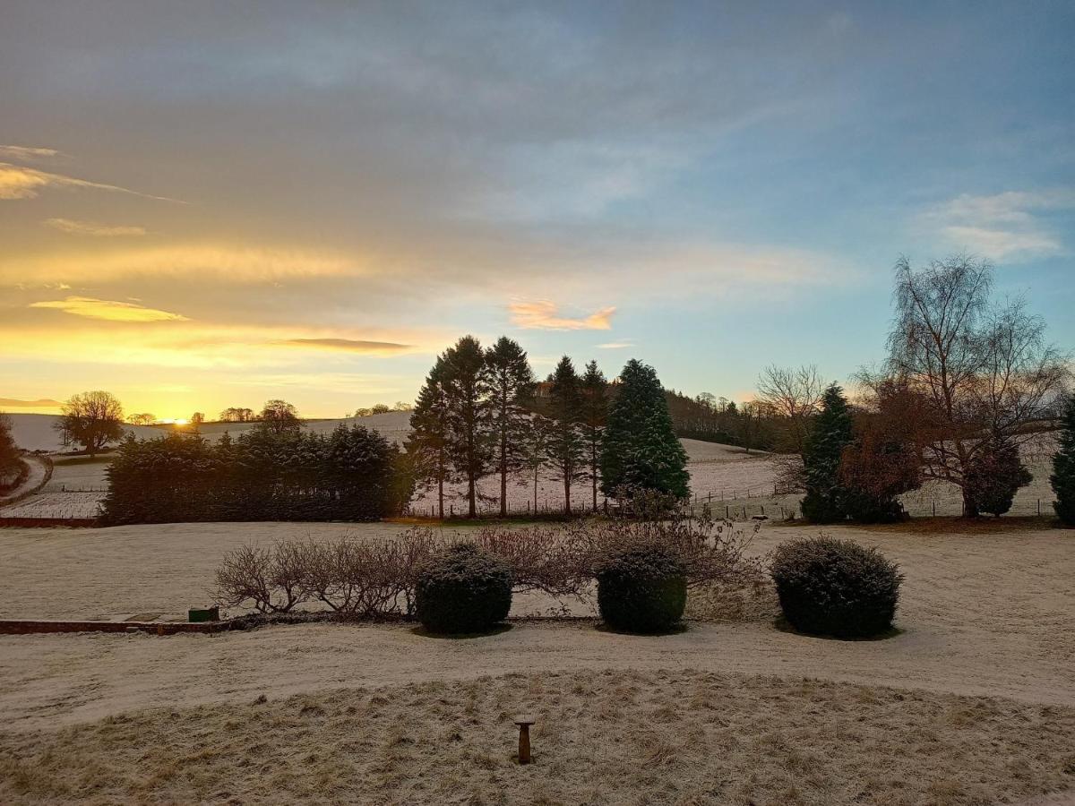 The West Wing At Eriviat Hall Hot Tub Henllan  Eksteriør bilde