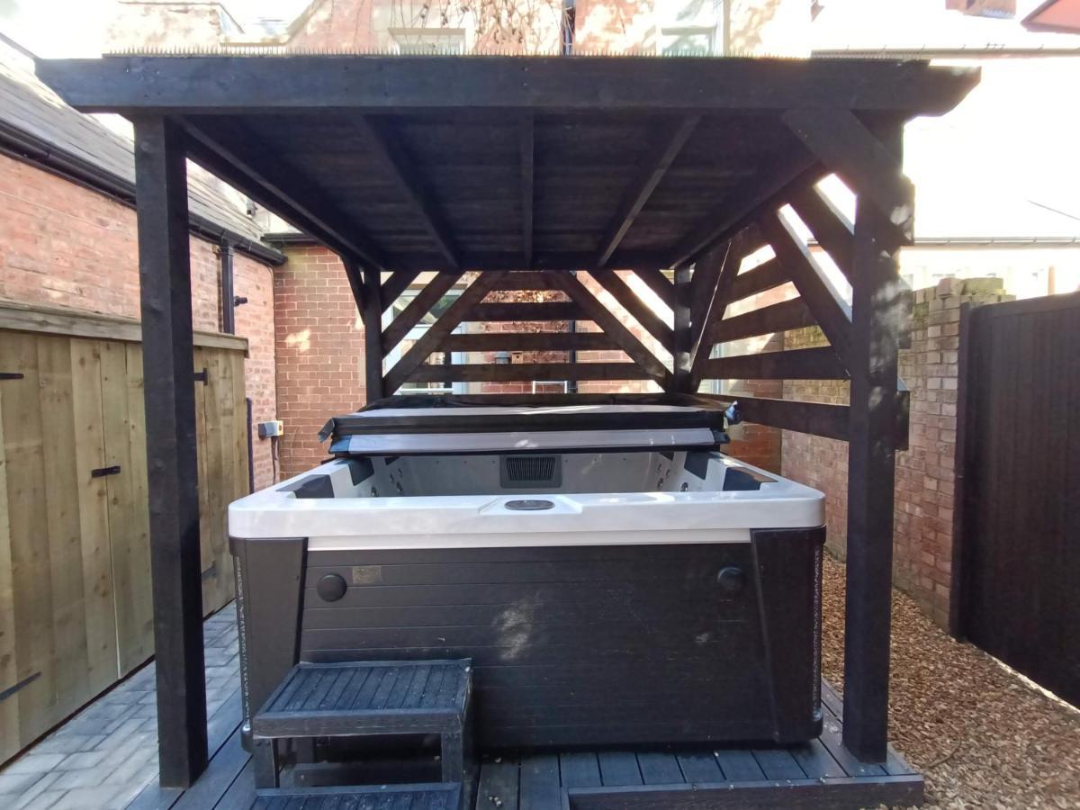 The West Wing At Eriviat Hall Hot Tub Henllan  Eksteriør bilde
