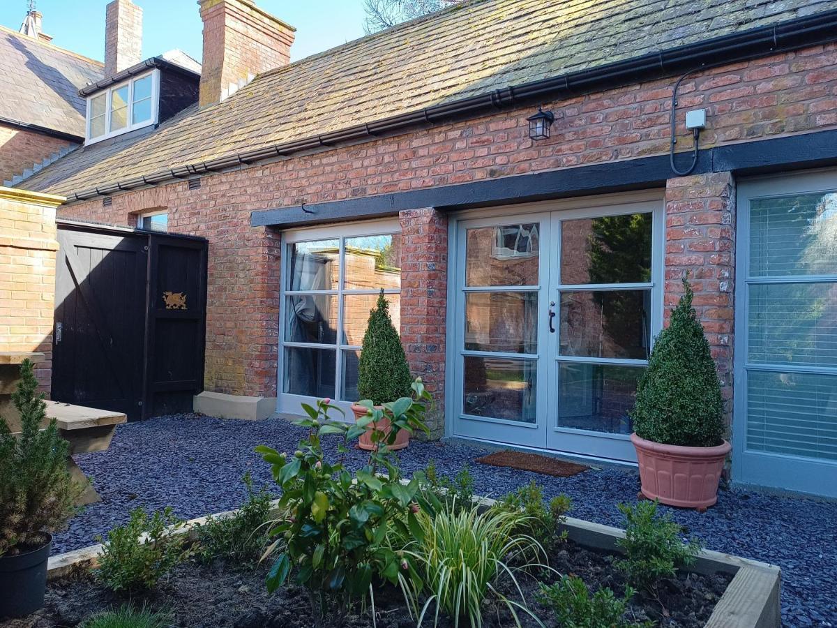 The West Wing At Eriviat Hall Hot Tub Henllan  Eksteriør bilde