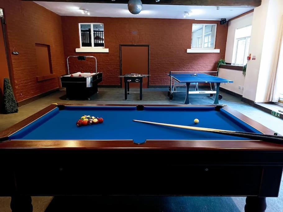 The West Wing At Eriviat Hall Hot Tub Henllan  Eksteriør bilde