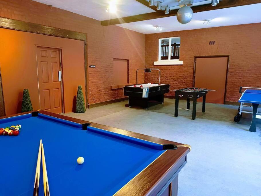 The West Wing At Eriviat Hall Hot Tub Henllan  Eksteriør bilde