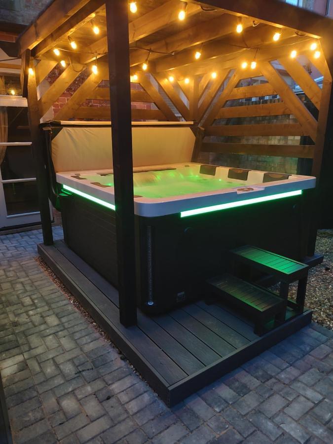 The West Wing At Eriviat Hall Hot Tub Henllan  Eksteriør bilde